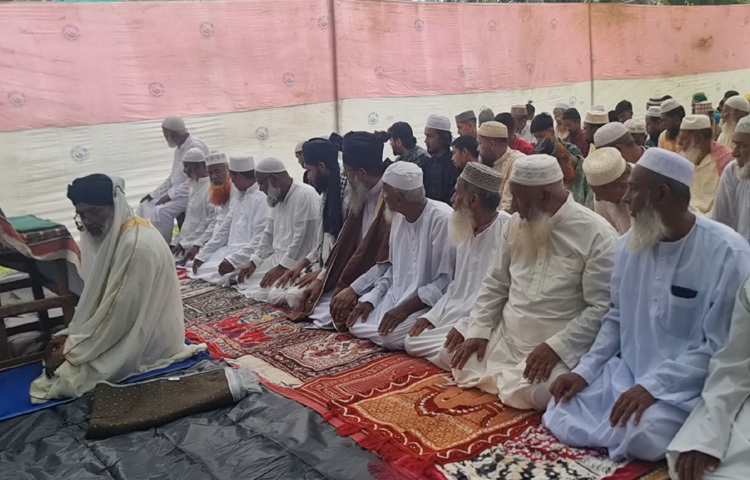 চাঁদপুরের হাজীগঞ্জ উপজেলার সাদ্রা দরবার শরীফে আজ সকাল সাড়ে ৮টায় ঈদের প্রথম জামাত অনুষ্ঠিত হয়, যেখানে ইমামতি করেন দরবার শরীফের পীর জাকারিয়া চৌধুরী আল মাদানি। একইদিন সকাল ৯টায় সাদ্রা হামিদিয়া ফাজিল মাদ্রাসায় আরেকটি জামাত অনুষ্ঠিত হয়, যার ইমামতি করেন মাওলানা আরিফ চৌধুরী।