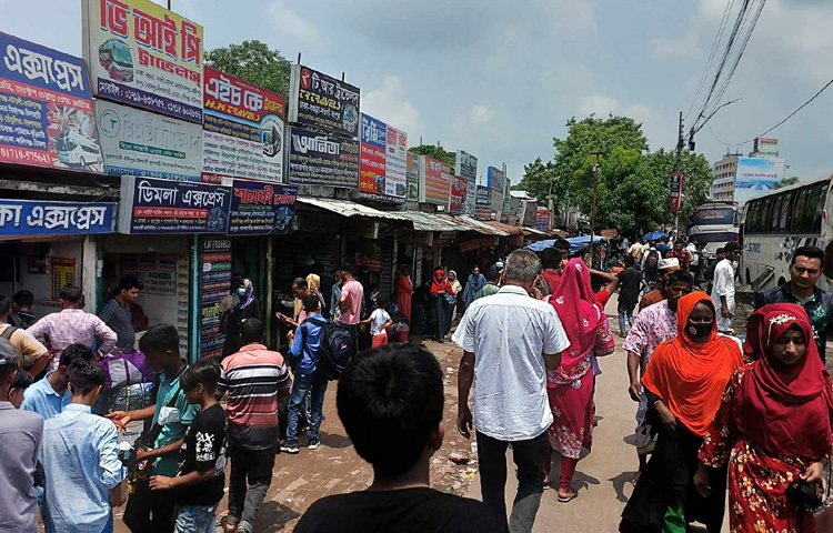 রাজধানীর কল্যাণপুর, মাজার রোড এবং গাবতলী বাস টার্মিনাল ঘুরে দেখা যায়, ঈদযাত্রীদের উপচে পড়া ভিড়।