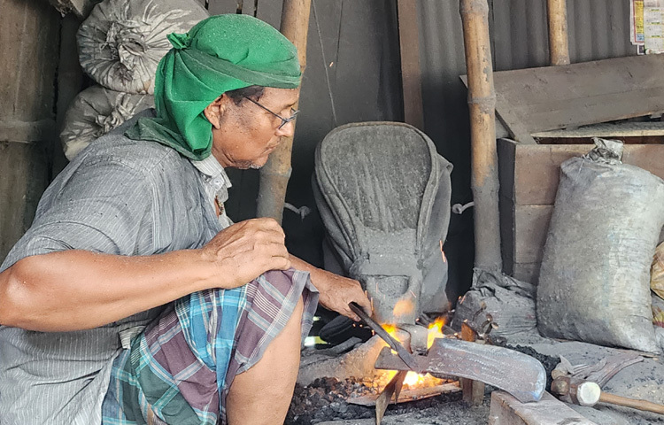 কিন্তু নানা সমস্যায় জর্জরিত শিল্পটি এখন প্রায় বিলুপ্তির পথে। কালের বিবর্তনে অনেকেই গুটিয়েছেন পৈত্রিক ব্যবসা। শুধুমাত্র চারজন এখন বাজারটিতে টিকে রয়েছেন।