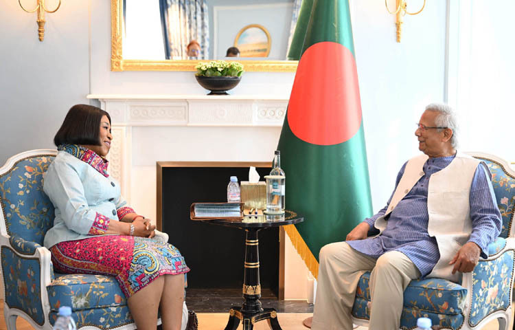 প্রধান উপদেষ্টা প্রফেসর মুহাম্মদ ইউনূসের সাথে গতকাল লন্ডনের একটি হোটেলে কমনওয়েলথ সেক্রেটারি জেনারেল শার্লি আয়রকোর বোতচওয়ে সাক্ষাৎ করেন। ছবি: পিআইডি