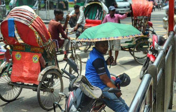 রিকশা চালানো এমনিতেই কঠিন কাজ। কিন্তু এই গরমে সেটা যেন আরও একধাপ কঠিন হয়ে দাঁড়ায়। যখন সবাই একটু শীতলতার জন্য ব্যকুল হয়ে পরছেন ঠিক তখনই শহরের আনাচে-কানাচে ঘেমে-নেয়ে একেকজন রিকশাওয়ালা ছুটে চলেছেন জীবিকার খোঁজে।