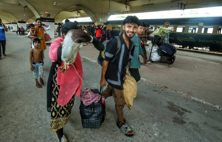 ঢাকা যেন নিজেকেই প্রস্তুত রাখে এ ফিরে আসার জন্য। ঈদের আগে যেমন শহরটা শুনশান হয়ে পড়ে, ঈদের পরে তেমনি সে আবার জেগে ওঠে। নতুন করে গতি ফিরে পায় অফিসপাড়া, বাজার, গার্মেন্টস, স্কুল-কলেজ।