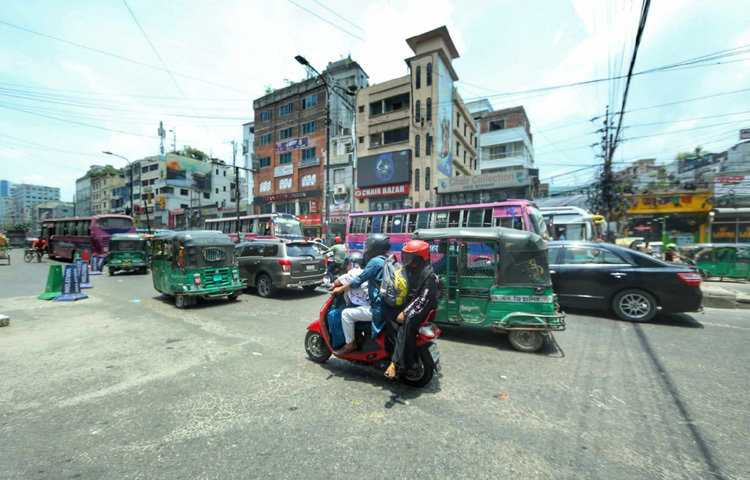 এখনো অনেক মানুষ গ্রামে রয়েছেন, কেউ কেউ ফিরেছেন, তবে বাইরে বের হওয়ার মতো সাহস পাননি এই তীব্র গরমে। ফলে শহরটি যেন এক ক্লান্ত, অবসন্ন, ঘর্মাক্ত শহরে পরিণত হয়েছে যেখানে মানুষ আছে, কিন্তু হঠাৎ থেমে গেছে কোলাহল।