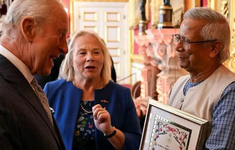 মানুষ ও পরিবেশের মধ্যে শান্তি, স্থায়িত্ব ও সম্প্রীতি প্রতিষ্ঠায় আজীবন প্রচেষ্টার স্বীকৃতিস্বরূপ প্রধান উপদেষ্টা ড. মুহাম্মদ ইউনূসকে মর্যাদাপূর্ণ ‘হারমনি পুরস্কার ২০২৫’-এ ভূষিত করেছেন ব্রিটেনের রাজা চার্লস তৃতীয়। ছবি: এএফপি