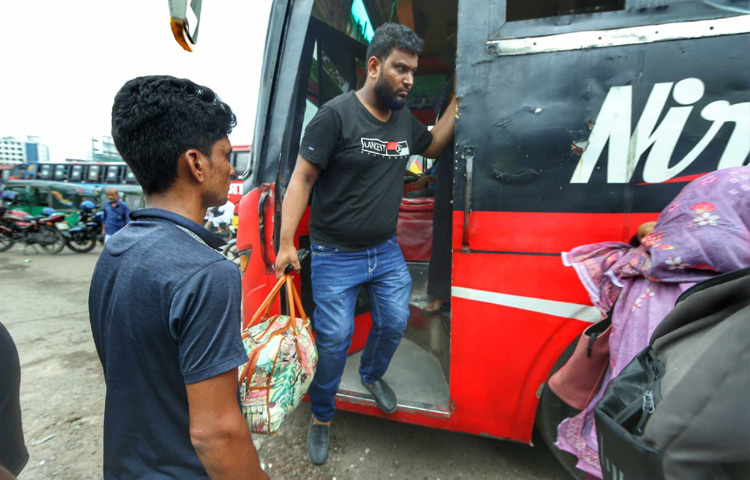 দীর্ঘ যাত্রার পর ক্লান্ত তারা।