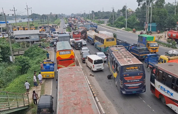 দীর্ঘ এই যানজটের ফলে দুর্ভোগে পড়েছেন যাত্রী ও চালকরা। এদিকে মহাসড়কে যানজট নিরসনে বিভিন্ন পয়েন্ট পুলিশ সদস্যরা কাজ করছেন।