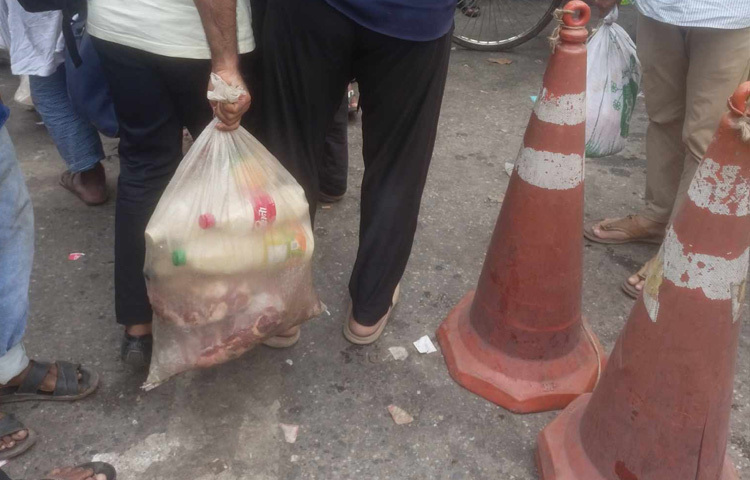 ঈদের আনন্দ পেছনে ফেলে কর্মস্থলে ফেরার পালা এখন রাজধানীবাসীর। রোববার ছুটি শেষ হলেও তার আগের দিন শনিবার থেকেই শুরু হয়েছে ঢাকামুখী মানুষের স্রোত।