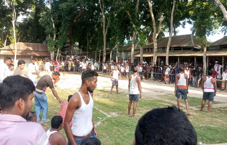 ঐতিহ্যবাহী ও প্রায় বিলুপ্তপ্রায় এই খেলা দেখতে ভিড় জমিয়েছেন নানা বয়সের মানুষ।
