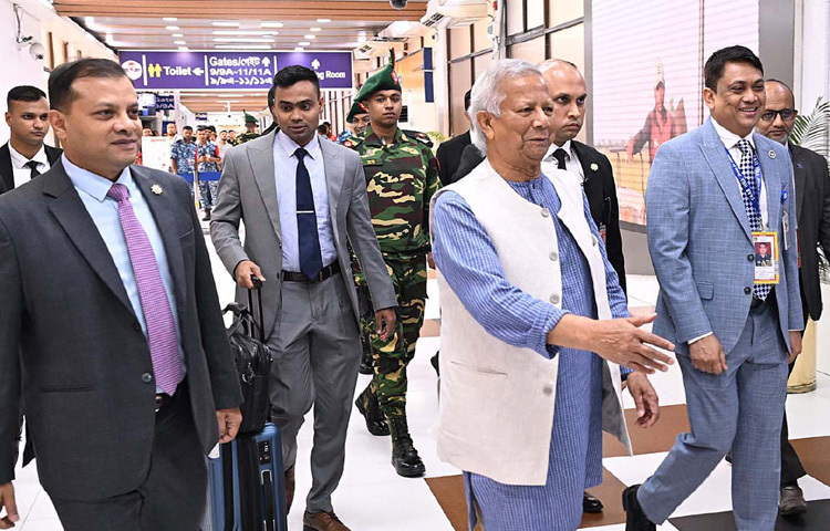 প্রধান উপদেষ্টা প্রফেসর মুহাম্মদ ইউনূস যুক্তরাজ্যে চার দিনের রাষ্ট্রীয় সফর শেষে আজ হযরত শাহজালাল আন্তর্জাতিক বিমানবন্দরে পৌঁছেছেন। ছবি: পিআইডি