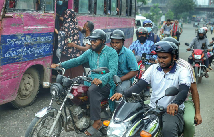 ঈদের ছুটির শেষে ঢাকা যেন আবার সেই পুরোনো রূপে ফিরতে শুরু করেছে। ফাঁকা রাস্তাঘাট, নীরব শহর, নিঃসাড় সকালের পর আবারও দেখা মিলছে কর্মমুখর ঢাকার।