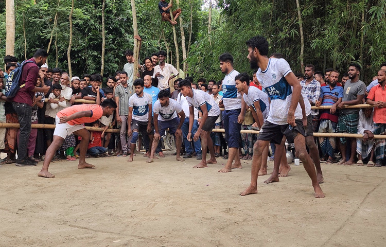 ঈদের আমেজ শেষে এক ভিন্নধর্মী আনন্দে মেতে উঠেছিল শরীয়তপুরের মানুষ। ১৪ জুন বিকেলে সদর উপজেলার বিনোদপুর ইউনিয়নের সুবেদার কান্দি এলাকায় অনুষ্ঠিত হয় এই অনন্য আয়োজন।