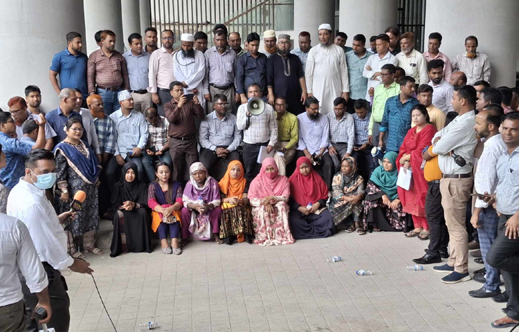 এরপর তারা বিক্ষোভ মিছিল নিয়ে মন্ত্রীপরিষদ বিভাগের নতুন ভবনের নিচে এসে বিক্ষোভ সমাবেশ করেন।