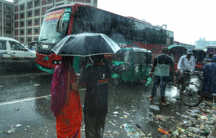 গরমে নাকাল রাজধানীবাসী যখন চেয়ে ছিল একটুখানি বৃষ্টির আশায়। তখনই দিগন্ত জুড়ে ছড়িয়ে পড়ল ঘন কালো মেঘ। মুহূর্তেই বদলে গেল দিনের রঙ।