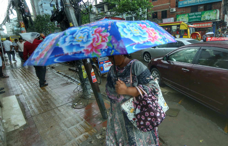 বর্ষার রাজত্বের শুরুতেই রাজধানী ঢাকায় যেন নেমেছে মেঘের নরম ছোঁয়া। সকাল হতেই মেঘলা আকাশের নিচে থেমে থেমে ঝিরি ঝিরি বৃষ্টি, যেন প্রকৃতির নিজস্ব সঙ্গীতে এক ধীরলয়ের সকাল।