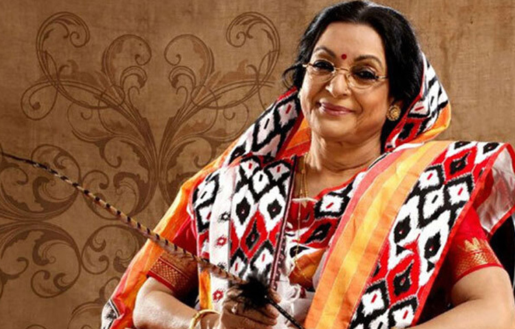 ১৯৪৩ সালের এইদিনে পশ্চিমবঙ্গের বর্ধমান জেলায় জন্ম তার। ১৯৪৭ সালে ভারত বিভাগের পর তার পরিবার যশোরে চলে আসেন। তিনি ঢাকার বাংলাবাজার সরকারি বালিকা উচ্চ বিদ্যালয় ও ইডেন মহিলা কলেজে পড়াশুনা করেন।