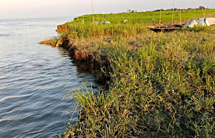 প্রায় পনেরোদিন ধরে নদী পাড়ের বেশ কয়েকটি রাস্তা এরই মধ্যে ভেঙে গিয়েছে।
