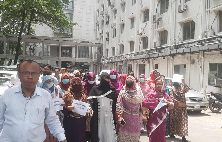 ২২ মে উপদেষ্টা পরিষদে অনুমোদনের পর সরকারি চাকরি অধ্যাদেশের খসড়া বাতিলের দাবিতে ২৪ মে আন্দোলনে নামেন সচিবালয়ের কর্মচারীরা। কর্মচারীদের আন্দোলনের মধ্যেই ২৫ মে রাতে এই অধ্যাদেশ জারি করে সরকার।