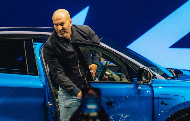 ২০০৬ সালের বিশ্বকাপ ফাইনাল, ফুটবল ইতিহাসের অন্যতম নাটকীয় মুহূর্ত। ইতালির খেলোয়াড় মাতেরাজ্জিকে মাথা দিয়ে আঘাত করে লাল কার্ড দেখে মাঠ ছাড়েন জিদান। অনেকেই হতাশ হয়েছিলেন তার এমন বিদায়ে। কিন্তু কেউ অস্বীকার করতে পারেননি, সেই ম্যাচেও তিনিই ছিলেন সবচেয়ে বেশি আলোচিত।