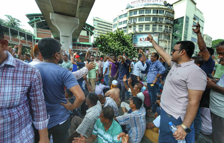 ২০০৯ সালে পিলখানায় ঘটে যাওয়া বিডিআর বিদ্রোহ ছিল বাংলাদেশ ইতিহাসের অন্যতম ভয়াবহ অধ্যায়। নিহত হন ৫৭ জন সেনা কর্মকর্তা, ছড়িয়ে পড়ে আতঙ্ক ও অনিশ্চয়তা। এরপর আদালতের রায়ে অনেককে মৃত্যুদণ্ড, যাবজ্জীবন ও বিভিন্ন মেয়াদে কারাদণ্ড দেওয়া হয়। কিন্তু সেই রায়ের ছায়ায় রয়ে গেছে একদল চাকরিচ্যুত বিডিআর সদস্য।