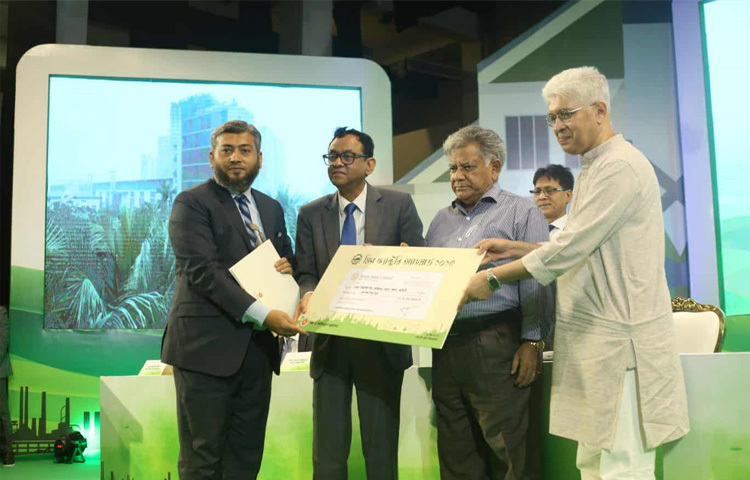 প্রাণ-আরএফএল গ্রুপের নরসিংদীর পলাশের চরকা টেক্সটাইল লিমিটেড তৈরি পোশাক (নিট) খাতে পুরস্কার পেয়েছে। চরকা টেক্সটাইলের নির্বাহী পরিচালক শাহীন শাহ আজাদের হাতে পুরস্কার তুলে দেন উপদেষ্টা সাখাওয়াত হোসেন ও আদিলুর রহমান খান। এ ক্যাটাগরিতে আরও পুরস্কার পেয়েছে গাজীপুরের কালিয়াকৈরের ইকোটেক্স লিমিটেড ও নারায়ণগঞ্জের রূপগঞ্জের ফকির ফ্যাশন লিমিটেড।