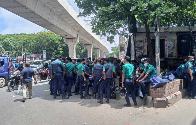 অন্যদিকে, যেকোনো অপ্রীতিকর পরিস্থিতি মোকাবিলায় সরব রয়েছে আইনশৃঙ্খলা রক্ষাকারী বাহিনী।