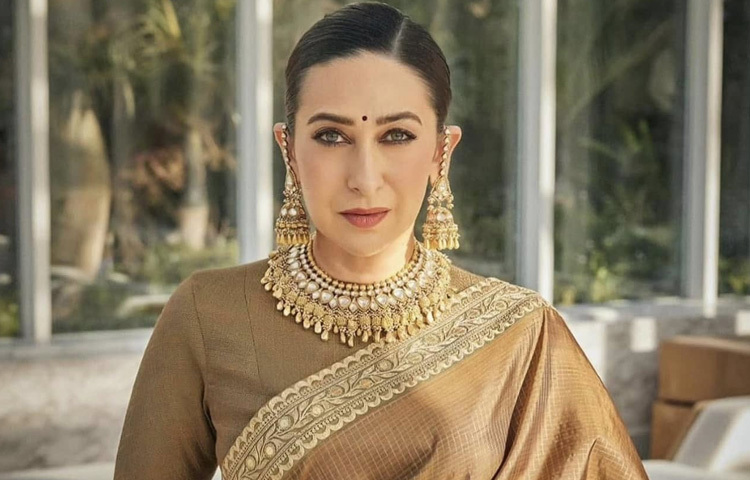 ১৯৯৬ সালে আমির খানের বিপরীতে ‘রাজা হিন্দুস্তানি’ চলচ্চিত্রে অনবদ্য অভিনয়ের জন্য তিনি প্রথমবারের মতো শ্রেষ্ঠ অভিনেত্রীর পুরস্কার অর্জন করেন। এই ছবিটি তাকে এনে দেয় এক অনন্য উচ্চতা।