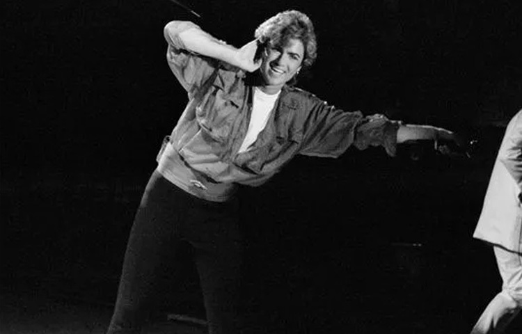 ‘‌ওয়েক মি আপ বিফোর ইউ গো গো’, ‘লাস্ট ক্রিসমাস’, কিংবা ‘এভরেথিং সি ওয়ান্টস’ গানগুলো রাতারাতি হিট হয়। কিন্তু জর্জ মাইকেল শুধু পপ তারকা হয়ে থাকতে চাননি। তিনি চেয়েছিলেন গভীরতা, চেয়েছিলেন নিজস্ব কণ্ঠ।