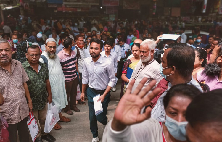 মাস্ক নিয়ে নির্দেশনা থাকলেও বাস্তব চিত্র কিছুটা ভিন্ন। অনেক পরীক্ষার্থী মুখে মাস্ক না পরেই কেন্দ্রে এসেছেন। কেউ গলায় ঝুলিয়ে রেখেছেন, কেউবা একেবারেই আনেননি। যদিও এখন সংক্রমণের আশঙ্কা তুলনামূলক কম, তবুও স্বাস্থ্যবিধির প্রতি এমন উদাসীনতা প্রশ্ন তুলেছে পরীক্ষাকেন্দ্রে নিরাপত্তার মান নিয়ে।