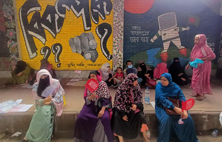 অভিভাবকরাও ছিলেন বেশ স্বস্তিতে। সন্তানদের নিয়ে কোনো বাড়তি দুশ্চিন্তা নয়, বরং তারা ছিলেন নিশ্চিন্তে বসে, পরীক্ষা শেষের অপেক্ষায়।