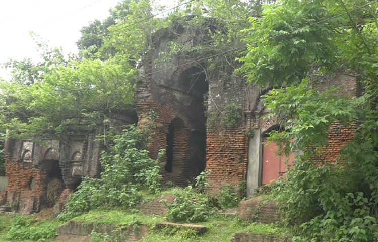বিস্তৃত এই বাড়িতে নির্মাণ করা হয় ছোট-বড় মিলিয়ে প্রায় ২০০টি ভবন। ইট-সুঁড়কি দিয়ে অত্যন্ত নিখুঁতভাবে তৈরি করা হয় রাজবাড়ির প্রাসাদ ও মঠগুলো।