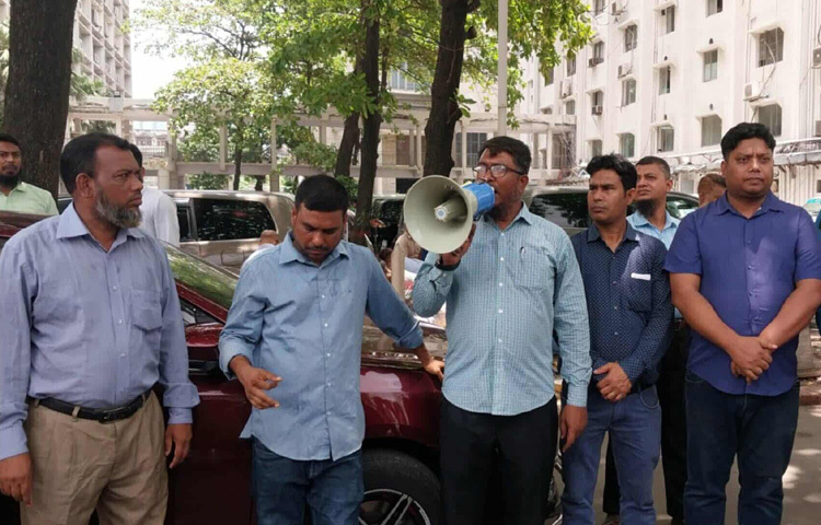 সচিবালয়ে ক্যান্টিন পরিচালনা নিয়ে দ্বন্দ্বে জড়িয়ে পড়া দুই পক্ষের মধ্যে মারামারির ঘটনাকে কেন্দ্র করে এক পক্ষের বিরুদ্ধে অন্যপক্ষ বিক্ষোভ করেছেন। ছবি: সাইদ শিপন