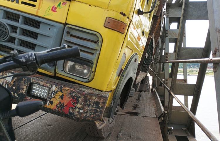 এখন সেতুর বিভিন্ন স্থানে লোহার পাত খুলে গেছে, বড় গর্তের সৃষ্টি হয়েছে এবং পাটাতন ভাঙা অবস্থায় আছে। স্থানীয়দের প্রশ্ন -আর কতবার এই ধরনের ঘটনায় থমকে যাবে চলাচল?