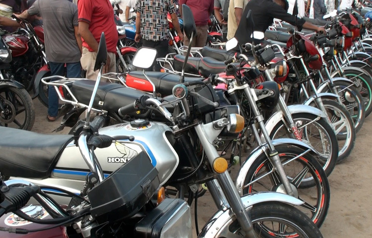 হোন্ডা, বাজাজ, হিরো থেকে শুরু করে ইয়ামাহা, টিভিএস-কী নেই এখানে! ৫০ থেকে ১৫০ সিসি পর্যন্ত দেশি-বিদেশি মোটরসাইকেল বিক্রি হচ্ছে মাত্র ২০ হাজার টাকা থেকে শুরু করে সর্বোচ্চ তিন লাখ টাকার মধ্যে।