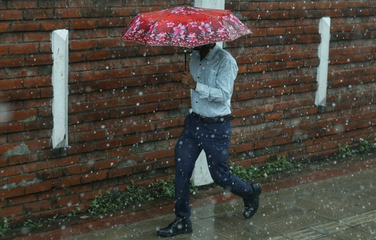 ঢাকা শহরে বৃষ্টি নতুন নয়, তবে হঠাৎ দুপুরবেলা ধেয়ে আসা ধমকা বৃষ্টি সবসময়ই এক নতুন গল্পের জন্ম দেয়। আজও তার ব্যতিক্রম ছিল না। দুপুরের ব্যস্ত রাস্তায় হুট করে যখন বৃষ্টি নামে, তখন শহরের চেনা চিত্রটাই যেন পাল্টে যায়।