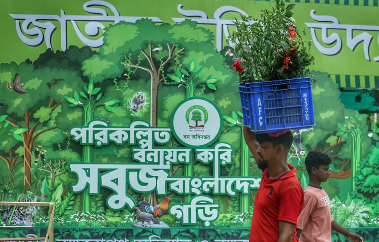 মেলাপ্রাঙ্গণে প্রবেশ করতেই চোখে পড়ে সবুজ গাছপালার সারি। দেশি-বিদেশি নানা জাতের গাছ সাজানো হয়েছে পরিপাটি করে।