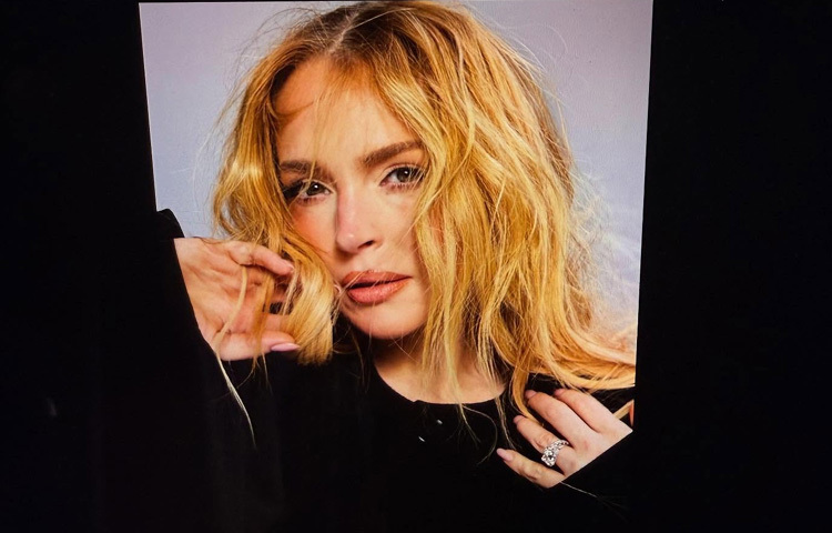 ১৯৮৬ সালে এই দিনে যুক্তরাষ্ট্রের নিউ ইয়র্ক শহরের ব্রঙ্কসে তার জন্ম। শৈশবে তার চোখেমুখে ছিল ক্যামেরার ঝলকানি, কৈশোরে হলিউডের গ্ল্যামারে মাথা ঘোরানো উত্থান, আর তারুণ্যে মিডিয়ার শিরোনামে বারবার ফিরে আসা নানা বিতর্কে।