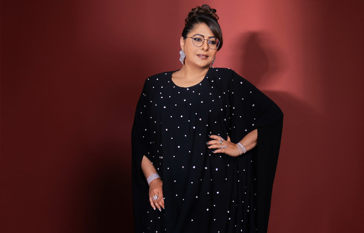 ১৯৭৩ সালের এই দিনে মুম্বাইয়ে এক সাধারণ পরিবারে তার জন্ম। ছোটবেলা থেকেই নাচের প্রতি আকৃষ্ট ছিলেন গীতি। বলিউডের স্বপ্ন ছিল চোখে, কিন্তু সেখানে পৌঁছানোর রাস্তা মোটেও সহজ ছিল না।