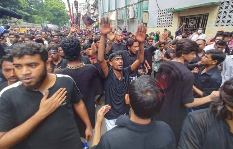 রাজধানীর পুরান ঢাকার হোসেনি দালান ইমামবাড়া থেকে পবিত্র আশুরার তাজিয়া মিছিল শুরু। এই মিছিলে যোগ দিয়েছেন শিয়া সম্প্রদায়ের অসংখ্য মানুষ। ‘হায় হোসেন, হায় হোসেন’ ধ্বনিতে রাজধানীর বাতাস ভারী হয়ে ওঠে। ছবি: মাহবুব আলম