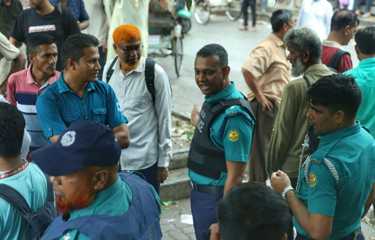 দুপুরে যমুনার সামনে অবস্থান নিতে গেলে পুলিশ তাদের বাধা দেয়। পরিস্থিতি নিয়ন্ত্রণে আনতে দুপুর সোয়া ১২টার দিকে জলকামান ও পরপর ছয়টি সাউন্ড গ্রেনেড ছোড়ে আইনশৃঙ্খলা রক্ষাকারী বাহিনী।