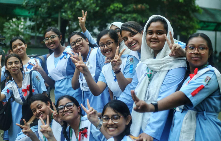 ভিকারুননিসা স্কুল মাঠে উল্লাসে মেতেছেন জিপিএ ৫ পাওয়া শিক্ষার্থীরা।