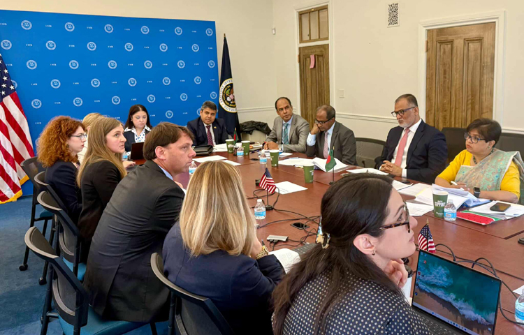 তিন দিনব‍্যাপী বাংলাদেশ-যুক্তরাষ্ট্র শুল্ক আলোচনার দ্বিতীয় দিন শেষ হয়েছে। দুই দেশের মধ‍্যে বর্তমান ও ভবিষ্যৎ বাণিজ‍্যের গতি-প্রকৃতি কেমন হবে, সেসব বিষয় উপস্থাপন ও যুক্তি-তর্ক হয়েছে। বেশকিছু বিষয়ে দুই দেশ মোটামুটি একমত। কিছু বিষয় অমীমাংসিত। ছবি: জাগো নিউজ