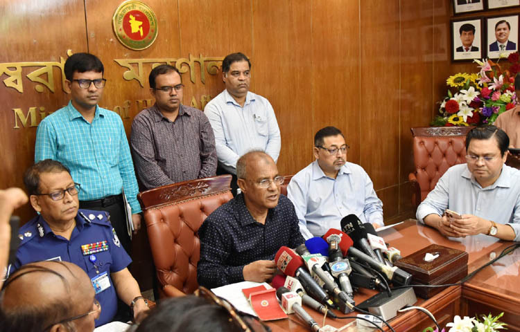 স্বরাষ্ট্র উপদেষ্টা লেফটেন্যান্ট জেনারেল (অব.) মো. জাহাঙ্গীর আলম চৌধুরী আজ মন্ত্রণালয়ের সম্মেলনকক্ষে আইনশৃঙ্খলা সংক্রান্ত উপদেষ্টা পরিষদ কমিটির ১১তম সভা শেষে সাংবাদিকদের ব্রিফ করেন। ছবি: পিআইডি