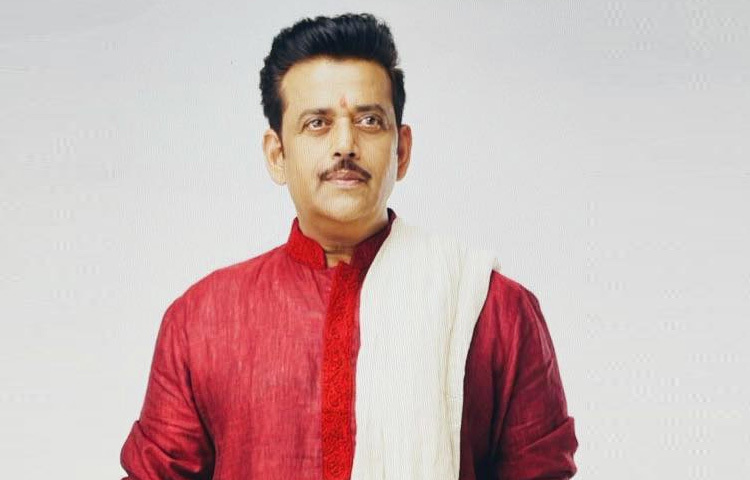 ১৯৬৯ সালের এই দিনে উত্তর প্রদেশের জৗনপুর জেলার বেলগাঁও গ্রামে তার জন্ম। সাধারণ কৃষক পরিবারে জন্ম নেওয়া এই ছেলেটির মধ্যে ছোটবেলা থেকেই অভিনয়ের প্রতি গভীর টান ছিল। মা ছিলেন তার প্রথম অনুপ্রেরণা। গ্রামীণ পরিবেশে বেড়ে ওঠা হলেও, স্বপ্ন ছিল রুপালি পর্দায় নিজের জায়গা করে নেওয়ার।