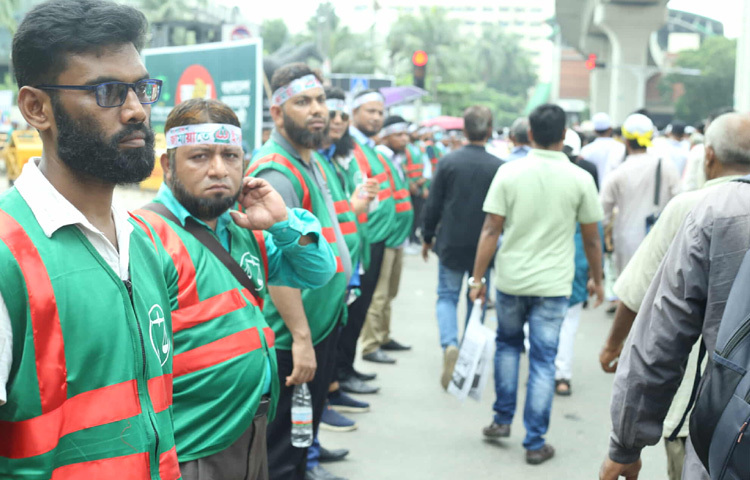 সমাবেশ ঘিরে সকাল থেকে ওই এলাকায় বাস চলাচল বন্ধ রয়েছে। শাহবাগ এলাকা দিয়ে চলছে শুধু ব্যক্তিগত গাড়ি, মোটরসাইকেল, রিকশা ও অ্যাম্বুলেন্স।