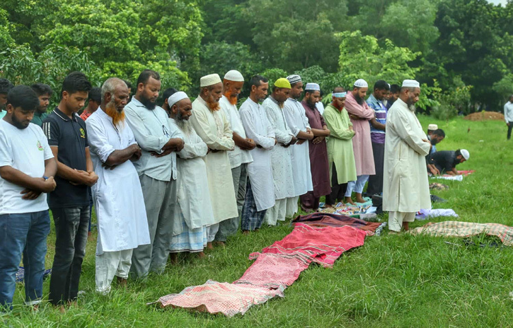 তাৎক্ষণিকভাবে সমাবেশে উপস্থিত হাজারো নেতাকর্মী নামাজের জন্য সারিবদ্ধ হয়ে যান মাঠজুড়ে।