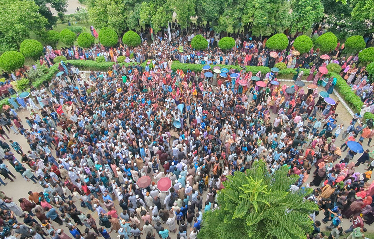 বেলা সাড়ে ১১টায় বিশ্ববিদ্যালয়ের প্রশাসন ভবনের সামনে সমবেত হন হাজারও শিক্ষার্থী। এসময় প্রশাসনের বিরুদ্ধে ভুয়া ভুয়া স্লোগান দেন শিক্ষার্থীরা।