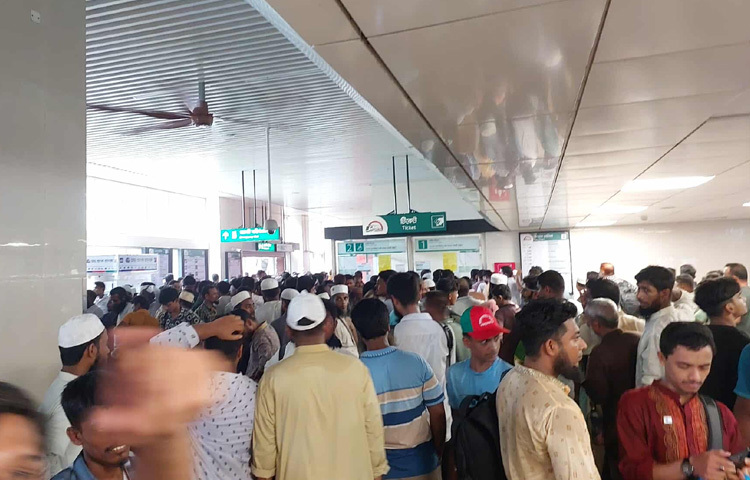কামরার ভেতরে উচ্চস্বরে স্লোগান না থাকলেও চোখেমুখে ছিল স্পষ্ট উদ্দেশ্য-সমাবেশে যোগ দেওয়া।