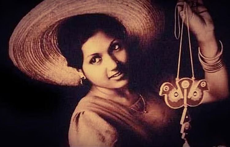 ১৯৫০ সালের এই দিনে চট্টগ্রামের বাঁশখালীর এক হিন্দু পরিবারে জন্ম নেন মিনা পাল। চলচ্চিত্রে এসে নাম বদলে হয়ে যান ‘কবরী’। বাবার নাম শ্রীকৃষ্ণদাস পাল, মা লাবণ্যপ্রভা পাল।
