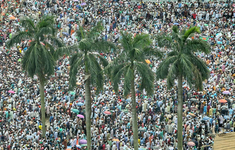 সকাল থেকেই রাজধানীর বিভিন্ন স্থান থেকে জামায়াতের নেতাকর্মীরা জড়ো হতে শুরু করেন সোহরাওয়ার্দী উদ্যান এলাকায়।