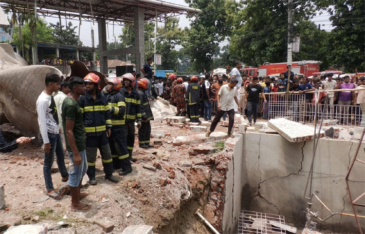 প্রত্যক্ষদর্শীরা জানান, সিও বাজারের ওই ফিলিং স্টেশনের গ্যাস সেন্টারে মেরামতের কাজ চলছিল। হঠাৎ করে গ্যাস মজুতের ট্যাংকে বিকট শব্দে বিস্ফোরণ হয়। এতে ট্যাংক ও যন্ত্রাংশ ছিটকে পড়ে এবং আশপাশে রাখা অন্তত ২০টি অ্যাম্বুলেন্স, মাইক্রোবাস ও দুটি দূরপাল্লার বাস ক্ষতিগ্রস্ত হয়। বিস্ফোরণের তীব্রতায় আশপাশের বাড়ির জানালার কাঁচ ভেঙে পড়ে। ঘটনার পর এলাকায় আতঙ্ক ছড়িয়ে পড়ে এবং কিছু সময়ের জন্য রংপুর-দিনাজপুর মহাসড়কে যান চলাচল ব্যাহত হয়।